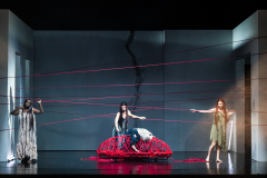 ARIADNE AUF NAXOSOper in einem Akt nebst einem Vorspiel von Richard StraussLibretto von Hugo von Hofmannsthal In deutscher Sprache mit deutschen ÜbertitelnTiroler Landestheater InnsbruckPremiere 20.09.2025MUSIKALISCHE LEITUNGGerrit PrießnitzREGIE Nina RussiBÜHNE Susanne GschwenderKOSTÜME Annemarie BullaVIDEO Robi VoigtDRAMATURGIEKatharina Duda, Diana Merkel, Johanna WildlingDER HAUSHOFMEISTERChristoph KailEIN MUSIKLEHRERJacob PhillipsDER KOMPONISTCamilla LehmeierDER TENOR / BACCHUSFlorian SternDER TANZMEISTERJakob NistlerDER PERÜCKENMACHERWilliam Tyler ClarkLAKAIQi WangZERBINETTAAnnina WachterPRIMADONNA /ARIADNEAnna GablerHARLEKINBenjamin ChamandySCARAMUCCIOWilliam BlakeTRUFFALDINOliver SailerBRIGHELLAJason LeeNAJADEHazel NeighbourDRYADEAbongile FumbaECHOAnastasia LermanORCHESTERTiroler Symphonieorchester Innsbruck