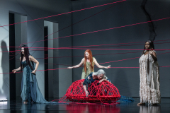 ARIADNE AUF NAXOSOper in einem Akt nebst einem Vorspiel von Richard StraussLibretto von Hugo von Hofmannsthal In deutscher Sprache mit deutschen ÜbertitelnTiroler Landestheater InnsbruckPremiere 20.09.2025MUSIKALISCHE LEITUNGGerrit PrießnitzREGIE Nina RussiBÜHNE Susanne GschwenderKOSTÜME Annemarie BullaVIDEO Robi VoigtDRAMATURGIEKatharina Duda, Diana Merkel, Johanna WildlingDER HAUSHOFMEISTERChristoph KailEIN MUSIKLEHRERJacob PhillipsDER KOMPONISTCamilla LehmeierDER TENOR / BACCHUSFlorian SternDER TANZMEISTERJakob NistlerDER PERÜCKENMACHERWilliam Tyler ClarkLAKAIQi WangZERBINETTAAnnina WachterPRIMADONNA /ARIADNEAnna GablerHARLEKINBenjamin ChamandySCARAMUCCIOWilliam BlakeTRUFFALDINOliver SailerBRIGHELLAJason LeeNAJADEHazel NeighbourDRYADEAbongile FumbaECHOAnastasia LermanORCHESTERTiroler Symphonieorchester Innsbruck