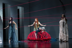 ARIADNE AUF NAXOSOper in einem Akt nebst einem Vorspiel von Richard StraussLibretto von Hugo von Hofmannsthal In deutscher Sprache mit deutschen ÜbertitelnTiroler Landestheater InnsbruckPremiere 20.09.2025MUSIKALISCHE LEITUNGGerrit PrießnitzREGIE Nina RussiBÜHNE Susanne GschwenderKOSTÜME Annemarie BullaVIDEO Robi VoigtDRAMATURGIEKatharina Duda, Diana Merkel, Johanna WildlingDER HAUSHOFMEISTERChristoph KailEIN MUSIKLEHRERJacob PhillipsDER KOMPONISTCamilla LehmeierDER TENOR / BACCHUSFlorian SternDER TANZMEISTERJakob NistlerDER PERÜCKENMACHERWilliam Tyler ClarkLAKAIQi WangZERBINETTAAnnina WachterPRIMADONNA /ARIADNEAnna GablerHARLEKINBenjamin ChamandySCARAMUCCIOWilliam BlakeTRUFFALDINOliver SailerBRIGHELLAJason LeeNAJADEHazel NeighbourDRYADEAbongile FumbaECHOAnastasia LermanORCHESTERTiroler Symphonieorchester Innsbruck