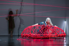 ARIADNE AUF NAXOSOper in einem Akt nebst einem Vorspiel von Richard StraussLibretto von Hugo von Hofmannsthal In deutscher Sprache mit deutschen ÜbertitelnTiroler Landestheater InnsbruckPremiere 20.09.2025MUSIKALISCHE LEITUNGGerrit PrießnitzREGIE Nina RussiBÜHNE Susanne GschwenderKOSTÜME Annemarie BullaVIDEO Robi VoigtDRAMATURGIEKatharina Duda, Diana Merkel, Johanna WildlingDER HAUSHOFMEISTERChristoph KailEIN MUSIKLEHRERJacob PhillipsDER KOMPONISTCamilla LehmeierDER TENOR / BACCHUSFlorian SternDER TANZMEISTERJakob NistlerDER PERÜCKENMACHERWilliam Tyler ClarkLAKAIQi WangZERBINETTAAnnina WachterPRIMADONNA /ARIADNEAnna GablerHARLEKINBenjamin ChamandySCARAMUCCIOWilliam BlakeTRUFFALDINOliver SailerBRIGHELLAJason LeeNAJADEHazel NeighbourDRYADEAbongile FumbaECHOAnastasia LermanORCHESTERTiroler Symphonieorchester Innsbruck