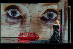 ARIADNE AUF NAXOSOper in einem Akt nebst einem Vorspiel von Richard StraussLibretto von Hugo von Hofmannsthal In deutscher Sprache mit deutschen ÜbertitelnTiroler Landestheater InnsbruckPremiere 20.09.2025MUSIKALISCHE LEITUNGGerrit PrießnitzREGIE Nina RussiBÜHNE Susanne GschwenderKOSTÜME Annemarie BullaVIDEO Robi VoigtDRAMATURGIEKatharina Duda, Diana Merkel, Johanna WildlingDER HAUSHOFMEISTERChristoph KailEIN MUSIKLEHRERJacob PhillipsDER KOMPONISTCamilla LehmeierDER TENOR / BACCHUSFlorian SternDER TANZMEISTERJakob NistlerDER PERÜCKENMACHERWilliam Tyler ClarkLAKAIQi WangZERBINETTAAnnina WachterPRIMADONNA /ARIADNEAnna GablerHARLEKINBenjamin ChamandySCARAMUCCIOWilliam BlakeTRUFFALDINOliver SailerBRIGHELLAJason LeeNAJADEHazel NeighbourDRYADEAbongile FumbaECHOAnastasia LermanORCHESTERTiroler Symphonieorchester Innsbruck