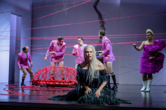 ARIADNE AUF NAXOSOper in einem Akt nebst einem Vorspiel von Richard StraussLibretto von Hugo von Hofmannsthal In deutscher Sprache mit deutschen ÜbertitelnTiroler Landestheater InnsbruckPremiere 20.09.2025MUSIKALISCHE LEITUNGGerrit PrießnitzREGIE Nina RussiBÜHNE Susanne GschwenderKOSTÜME Annemarie BullaVIDEO Robi VoigtDRAMATURGIEKatharina Duda, Diana Merkel, Johanna WildlingDER HAUSHOFMEISTERChristoph KailEIN MUSIKLEHRERJacob PhillipsDER KOMPONISTCamilla LehmeierDER TENOR / BACCHUSFlorian SternDER TANZMEISTERJakob NistlerDER PERÜCKENMACHERWilliam Tyler ClarkLAKAIQi WangZERBINETTAAnnina WachterPRIMADONNA /ARIADNEAnna GablerHARLEKINBenjamin ChamandySCARAMUCCIOWilliam BlakeTRUFFALDINOliver SailerBRIGHELLAJason LeeNAJADEHazel NeighbourDRYADEAbongile FumbaECHOAnastasia LermanORCHESTERTiroler Symphonieorchester Innsbruck