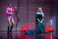 ARIADNE AUF NAXOSOper in einem Akt nebst einem Vorspiel von Richard StraussLibretto von Hugo von Hofmannsthal In deutscher Sprache mit deutschen ÜbertitelnTiroler Landestheater InnsbruckPremiere 20.09.2025MUSIKALISCHE LEITUNGGerrit PrießnitzREGIE Nina RussiBÜHNE Susanne GschwenderKOSTÜME Annemarie BullaVIDEO Robi VoigtDRAMATURGIEKatharina Duda, Diana Merkel, Johanna WildlingDER HAUSHOFMEISTERChristoph KailEIN MUSIKLEHRERJacob PhillipsDER KOMPONISTCamilla LehmeierDER TENOR / BACCHUSFlorian SternDER TANZMEISTERJakob NistlerDER PERÜCKENMACHERWilliam Tyler ClarkLAKAIQi WangZERBINETTAAnnina WachterPRIMADONNA /ARIADNEAnna GablerHARLEKINBenjamin ChamandySCARAMUCCIOWilliam BlakeTRUFFALDINOliver SailerBRIGHELLAJason LeeNAJADEHazel NeighbourDRYADEAbongile FumbaECHOAnastasia LermanORCHESTERTiroler Symphonieorchester Innsbruck