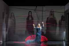 ARIADNE AUF NAXOSOper in einem Akt nebst einem Vorspiel von Richard StraussLibretto von Hugo von Hofmannsthal In deutscher Sprache mit deutschen ÜbertitelnTiroler Landestheater InnsbruckPremiere 20.09.2025MUSIKALISCHE LEITUNGGerrit PrießnitzREGIE Nina RussiBÜHNE Susanne GschwenderKOSTÜME Annemarie BullaVIDEO Robi VoigtDRAMATURGIEKatharina Duda, Diana Merkel, Johanna WildlingDER HAUSHOFMEISTERChristoph KailEIN MUSIKLEHRERJacob PhillipsDER KOMPONISTCamilla LehmeierDER TENOR / BACCHUSFlorian SternDER TANZMEISTERJakob NistlerDER PERÜCKENMACHERWilliam Tyler ClarkLAKAIQi WangZERBINETTAAnnina WachterPRIMADONNA /ARIADNEAnna GablerHARLEKINBenjamin ChamandySCARAMUCCIOWilliam BlakeTRUFFALDINOliver SailerBRIGHELLAJason LeeNAJADEHazel NeighbourDRYADEAbongile FumbaECHOAnastasia LermanORCHESTERTiroler Symphonieorchester Innsbruck