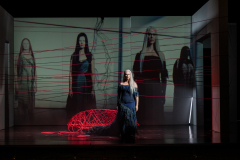 ARIADNE AUF NAXOSOper in einem Akt nebst einem Vorspiel von Richard StraussLibretto von Hugo von Hofmannsthal In deutscher Sprache mit deutschen ÜbertitelnTiroler Landestheater InnsbruckPremiere 20.09.2025MUSIKALISCHE LEITUNGGerrit PrießnitzREGIE Nina RussiBÜHNE Susanne GschwenderKOSTÜME Annemarie BullaVIDEO Robi VoigtDRAMATURGIEKatharina Duda, Diana Merkel, Johanna WildlingDER HAUSHOFMEISTERChristoph KailEIN MUSIKLEHRERJacob PhillipsDER KOMPONISTCamilla LehmeierDER TENOR / BACCHUSFlorian SternDER TANZMEISTERJakob NistlerDER PERÜCKENMACHERWilliam Tyler ClarkLAKAIQi WangZERBINETTAAnnina WachterPRIMADONNA /ARIADNEAnna GablerHARLEKINBenjamin ChamandySCARAMUCCIOWilliam BlakeTRUFFALDINOliver SailerBRIGHELLAJason LeeNAJADEHazel NeighbourDRYADEAbongile FumbaECHOAnastasia LermanORCHESTERTiroler Symphonieorchester Innsbruck