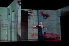 ARIADNE AUF NAXOSOper in einem Akt nebst einem Vorspiel von Richard StraussLibretto von Hugo von Hofmannsthal In deutscher Sprache mit deutschen ÜbertitelnTiroler Landestheater InnsbruckPremiere 20.09.2025MUSIKALISCHE LEITUNGGerrit PrießnitzREGIE Nina RussiBÜHNE Susanne GschwenderKOSTÜME Annemarie BullaVIDEO Robi VoigtDRAMATURGIEKatharina Duda, Diana Merkel, Johanna WildlingDER HAUSHOFMEISTERChristoph KailEIN MUSIKLEHRERJacob PhillipsDER KOMPONISTCamilla LehmeierDER TENOR / BACCHUSFlorian SternDER TANZMEISTERJakob NistlerDER PERÜCKENMACHERWilliam Tyler ClarkLAKAIQi WangZERBINETTAAnnina WachterPRIMADONNA /ARIADNEAnna GablerHARLEKINBenjamin ChamandySCARAMUCCIOWilliam BlakeTRUFFALDINOliver SailerBRIGHELLAJason LeeNAJADEHazel NeighbourDRYADEAbongile FumbaECHOAnastasia LermanORCHESTERTiroler Symphonieorchester Innsbruck