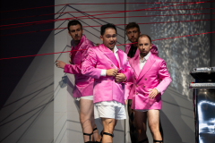 ARIADNE AUF NAXOSOper in einem Akt nebst einem Vorspiel von Richard StraussLibretto von Hugo von Hofmannsthal In deutscher Sprache mit deutschen ÜbertitelnTiroler Landestheater InnsbruckPremiere 20.09.2025MUSIKALISCHE LEITUNGGerrit PrießnitzREGIE Nina RussiBÜHNE Susanne GschwenderKOSTÜME Annemarie BullaVIDEO Robi VoigtDRAMATURGIEKatharina Duda, Diana Merkel, Johanna WildlingDER HAUSHOFMEISTERChristoph KailEIN MUSIKLEHRERJacob PhillipsDER KOMPONISTCamilla LehmeierDER TENOR / BACCHUSFlorian SternDER TANZMEISTERJakob NistlerDER PERÜCKENMACHERWilliam Tyler ClarkLAKAIQi WangZERBINETTAAnnina WachterPRIMADONNA /ARIADNEAnna GablerHARLEKINBenjamin ChamandySCARAMUCCIOWilliam BlakeTRUFFALDINOliver SailerBRIGHELLAJason LeeNAJADEHazel NeighbourDRYADEAbongile FumbaECHOAnastasia LermanORCHESTERTiroler Symphonieorchester Innsbruck