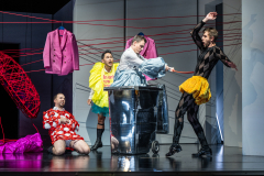 ARIADNE AUF NAXOSOper in einem Akt nebst einem Vorspiel von Richard StraussLibretto von Hugo von Hofmannsthal In deutscher Sprache mit deutschen ÜbertitelnTiroler Landestheater InnsbruckPremiere 20.09.2025MUSIKALISCHE LEITUNGGerrit PrießnitzREGIE Nina RussiBÜHNE Susanne GschwenderKOSTÜME Annemarie BullaVIDEO Robi VoigtDRAMATURGIEKatharina Duda, Diana Merkel, Johanna WildlingDER HAUSHOFMEISTERChristoph KailEIN MUSIKLEHRERJacob PhillipsDER KOMPONISTCamilla LehmeierDER TENOR / BACCHUSFlorian SternDER TANZMEISTERJakob NistlerDER PERÜCKENMACHERWilliam Tyler ClarkLAKAIQi WangZERBINETTAAnnina WachterPRIMADONNA /ARIADNEAnna GablerHARLEKINBenjamin ChamandySCARAMUCCIOWilliam BlakeTRUFFALDINOliver SailerBRIGHELLAJason LeeNAJADEHazel NeighbourDRYADEAbongile FumbaECHOAnastasia LermanORCHESTERTiroler Symphonieorchester Innsbruck
