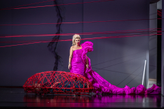 ARIADNE AUF NAXOSOper in einem Akt nebst einem Vorspiel von Richard StraussLibretto von Hugo von Hofmannsthal In deutscher Sprache mit deutschen ÜbertitelnTiroler Landestheater InnsbruckPremiere 20.09.2025MUSIKALISCHE LEITUNGGerrit PrießnitzREGIE Nina RussiBÜHNE Susanne GschwenderKOSTÜME Annemarie BullaVIDEO Robi VoigtDRAMATURGIEKatharina Duda, Diana Merkel, Johanna WildlingDER HAUSHOFMEISTERChristoph KailEIN MUSIKLEHRERJacob PhillipsDER KOMPONISTCamilla LehmeierDER TENOR / BACCHUSFlorian SternDER TANZMEISTERJakob NistlerDER PERÜCKENMACHERWilliam Tyler ClarkLAKAIQi WangZERBINETTAAnnina WachterPRIMADONNA /ARIADNEAnna GablerHARLEKINBenjamin ChamandySCARAMUCCIOWilliam BlakeTRUFFALDINOliver SailerBRIGHELLAJason LeeNAJADEHazel NeighbourDRYADEAbongile FumbaECHOAnastasia LermanORCHESTERTiroler Symphonieorchester Innsbruck