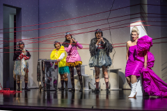 ARIADNE AUF NAXOSOper in einem Akt nebst einem Vorspiel von Richard StraussLibretto von Hugo von Hofmannsthal In deutscher Sprache mit deutschen ÜbertitelnTiroler Landestheater InnsbruckPremiere 20.09.2025MUSIKALISCHE LEITUNGGerrit PrießnitzREGIE Nina RussiBÜHNE Susanne GschwenderKOSTÜME Annemarie BullaVIDEO Robi VoigtDRAMATURGIEKatharina Duda, Diana Merkel, Johanna WildlingDER HAUSHOFMEISTERChristoph KailEIN MUSIKLEHRERJacob PhillipsDER KOMPONISTCamilla LehmeierDER TENOR / BACCHUSFlorian SternDER TANZMEISTERJakob NistlerDER PERÜCKENMACHERWilliam Tyler ClarkLAKAIQi WangZERBINETTAAnnina WachterPRIMADONNA /ARIADNEAnna GablerHARLEKINBenjamin ChamandySCARAMUCCIOWilliam BlakeTRUFFALDINOliver SailerBRIGHELLAJason LeeNAJADEHazel NeighbourDRYADEAbongile FumbaECHOAnastasia LermanORCHESTERTiroler Symphonieorchester Innsbruck