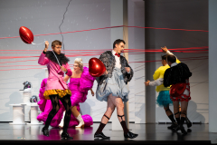 ARIADNE AUF NAXOSOper in einem Akt nebst einem Vorspiel von Richard StraussLibretto von Hugo von Hofmannsthal In deutscher Sprache mit deutschen ÜbertitelnTiroler Landestheater InnsbruckPremiere 20.09.2025MUSIKALISCHE LEITUNGGerrit PrießnitzREGIE Nina RussiBÜHNE Susanne GschwenderKOSTÜME Annemarie BullaVIDEO Robi VoigtDRAMATURGIEKatharina Duda, Diana Merkel, Johanna WildlingDER HAUSHOFMEISTERChristoph KailEIN MUSIKLEHRERJacob PhillipsDER KOMPONISTCamilla LehmeierDER TENOR / BACCHUSFlorian SternDER TANZMEISTERJakob NistlerDER PERÜCKENMACHERWilliam Tyler ClarkLAKAIQi WangZERBINETTAAnnina WachterPRIMADONNA /ARIADNEAnna GablerHARLEKINBenjamin ChamandySCARAMUCCIOWilliam BlakeTRUFFALDINOliver SailerBRIGHELLAJason LeeNAJADEHazel NeighbourDRYADEAbongile FumbaECHOAnastasia LermanORCHESTERTiroler Symphonieorchester Innsbruck