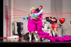 ARIADNE AUF NAXOSOper in einem Akt nebst einem Vorspiel von Richard StraussLibretto von Hugo von Hofmannsthal In deutscher Sprache mit deutschen ÜbertitelnTiroler Landestheater InnsbruckPremiere 20.09.2025MUSIKALISCHE LEITUNGGerrit PrießnitzREGIE Nina RussiBÜHNE Susanne GschwenderKOSTÜME Annemarie BullaVIDEO Robi VoigtDRAMATURGIEKatharina Duda, Diana Merkel, Johanna WildlingDER HAUSHOFMEISTERChristoph KailEIN MUSIKLEHRERJacob PhillipsDER KOMPONISTCamilla LehmeierDER TENOR / BACCHUSFlorian SternDER TANZMEISTERJakob NistlerDER PERÜCKENMACHERWilliam Tyler ClarkLAKAIQi WangZERBINETTAAnnina WachterPRIMADONNA /ARIADNEAnna GablerHARLEKINBenjamin ChamandySCARAMUCCIOWilliam BlakeTRUFFALDINOliver SailerBRIGHELLAJason LeeNAJADEHazel NeighbourDRYADEAbongile FumbaECHOAnastasia LermanORCHESTERTiroler Symphonieorchester Innsbruck