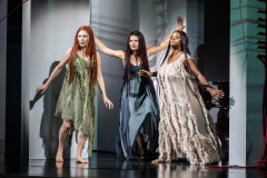 ARIADNE AUF NAXOSOper in einem Akt nebst einem Vorspiel von Richard StraussLibretto von Hugo von Hofmannsthal In deutscher Sprache mit deutschen ÜbertitelnTiroler Landestheater InnsbruckPremiere 20.09.2025MUSIKALISCHE LEITUNGGerrit PrießnitzREGIE Nina RussiBÜHNE Susanne GschwenderKOSTÜME Annemarie BullaVIDEO Robi VoigtDRAMATURGIEKatharina Duda, Diana Merkel, Johanna WildlingDER HAUSHOFMEISTERChristoph KailEIN MUSIKLEHRERJacob PhillipsDER KOMPONISTCamilla LehmeierDER TENOR / BACCHUSFlorian SternDER TANZMEISTERJakob NistlerDER PERÜCKENMACHERWilliam Tyler ClarkLAKAIQi WangZERBINETTAAnnina WachterPRIMADONNA /ARIADNEAnna GablerHARLEKINBenjamin ChamandySCARAMUCCIOWilliam BlakeTRUFFALDINOliver SailerBRIGHELLAJason LeeNAJADEHazel NeighbourDRYADEAbongile FumbaECHOAnastasia LermanORCHESTERTiroler Symphonieorchester Innsbruck