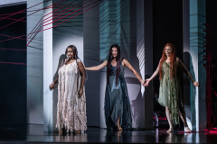 ARIADNE AUF NAXOSOper in einem Akt nebst einem Vorspiel von Richard StraussLibretto von Hugo von Hofmannsthal In deutscher Sprache mit deutschen ÜbertitelnTiroler Landestheater InnsbruckPremiere 20.09.2025MUSIKALISCHE LEITUNGGerrit PrießnitzREGIE Nina RussiBÜHNE Susanne GschwenderKOSTÜME Annemarie BullaVIDEO Robi VoigtDRAMATURGIEKatharina Duda, Diana Merkel, Johanna WildlingDER HAUSHOFMEISTERChristoph KailEIN MUSIKLEHRERJacob PhillipsDER KOMPONISTCamilla LehmeierDER TENOR / BACCHUSFlorian SternDER TANZMEISTERJakob NistlerDER PERÜCKENMACHERWilliam Tyler ClarkLAKAIQi WangZERBINETTAAnnina WachterPRIMADONNA /ARIADNEAnna GablerHARLEKINBenjamin ChamandySCARAMUCCIOWilliam BlakeTRUFFALDINOliver SailerBRIGHELLAJason LeeNAJADEHazel NeighbourDRYADEAbongile FumbaECHOAnastasia LermanORCHESTERTiroler Symphonieorchester Innsbruck