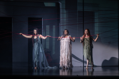 ARIADNE AUF NAXOSOper in einem Akt nebst einem Vorspiel von Richard StraussLibretto von Hugo von Hofmannsthal In deutscher Sprache mit deutschen ÜbertitelnTiroler Landestheater InnsbruckPremiere 20.09.2025MUSIKALISCHE LEITUNGGerrit PrießnitzREGIE Nina RussiBÜHNE Susanne GschwenderKOSTÜME Annemarie BullaVIDEO Robi VoigtDRAMATURGIEKatharina Duda, Diana Merkel, Johanna WildlingDER HAUSHOFMEISTERChristoph KailEIN MUSIKLEHRERJacob PhillipsDER KOMPONISTCamilla LehmeierDER TENOR / BACCHUSFlorian SternDER TANZMEISTERJakob NistlerDER PERÜCKENMACHERWilliam Tyler ClarkLAKAIQi WangZERBINETTAAnnina WachterPRIMADONNA /ARIADNEAnna GablerHARLEKINBenjamin ChamandySCARAMUCCIOWilliam BlakeTRUFFALDINOliver SailerBRIGHELLAJason LeeNAJADEHazel NeighbourDRYADEAbongile FumbaECHOAnastasia LermanORCHESTERTiroler Symphonieorchester Innsbruck