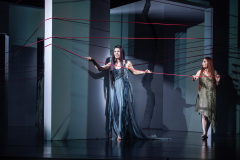 ARIADNE AUF NAXOSOper in einem Akt nebst einem Vorspiel von Richard StraussLibretto von Hugo von Hofmannsthal In deutscher Sprache mit deutschen ÜbertitelnTiroler Landestheater InnsbruckPremiere 20.09.2025MUSIKALISCHE LEITUNGGerrit PrießnitzREGIE Nina RussiBÜHNE Susanne GschwenderKOSTÜME Annemarie BullaVIDEO Robi VoigtDRAMATURGIEKatharina Duda, Diana Merkel, Johanna WildlingDER HAUSHOFMEISTERChristoph KailEIN MUSIKLEHRERJacob PhillipsDER KOMPONISTCamilla LehmeierDER TENOR / BACCHUSFlorian SternDER TANZMEISTERJakob NistlerDER PERÜCKENMACHERWilliam Tyler ClarkLAKAIQi WangZERBINETTAAnnina WachterPRIMADONNA /ARIADNEAnna GablerHARLEKINBenjamin ChamandySCARAMUCCIOWilliam BlakeTRUFFALDINOliver SailerBRIGHELLAJason LeeNAJADEHazel NeighbourDRYADEAbongile FumbaECHOAnastasia LermanORCHESTERTiroler Symphonieorchester Innsbruck