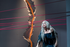 ARIADNE AUF NAXOSOper in einem Akt nebst einem Vorspiel von Richard StraussLibretto von Hugo von Hofmannsthal In deutscher Sprache mit deutschen ÜbertitelnTiroler Landestheater InnsbruckPremiere 20.09.2025MUSIKALISCHE LEITUNGGerrit PrießnitzREGIE Nina RussiBÜHNE Susanne GschwenderKOSTÜME Annemarie BullaVIDEO Robi VoigtDRAMATURGIEKatharina Duda, Diana Merkel, Johanna WildlingDER HAUSHOFMEISTERChristoph KailEIN MUSIKLEHRERJacob PhillipsDER KOMPONISTCamilla LehmeierDER TENOR / BACCHUSFlorian SternDER TANZMEISTERJakob NistlerDER PERÜCKENMACHERWilliam Tyler ClarkLAKAIQi WangZERBINETTAAnnina WachterPRIMADONNA /ARIADNEAnna GablerHARLEKINBenjamin ChamandySCARAMUCCIOWilliam BlakeTRUFFALDINOliver SailerBRIGHELLAJason LeeNAJADEHazel NeighbourDRYADEAbongile FumbaECHOAnastasia LermanORCHESTERTiroler Symphonieorchester Innsbruck