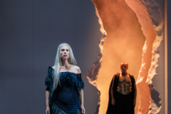 ARIADNE AUF NAXOSOper in einem Akt nebst einem Vorspiel von Richard StraussLibretto von Hugo von Hofmannsthal In deutscher Sprache mit deutschen ÜbertitelnTiroler Landestheater InnsbruckPremiere 20.09.2025MUSIKALISCHE LEITUNGGerrit PrießnitzREGIE Nina RussiBÜHNE Susanne GschwenderKOSTÜME Annemarie BullaVIDEO Robi VoigtDRAMATURGIEKatharina Duda, Diana Merkel, Johanna WildlingDER HAUSHOFMEISTERChristoph KailEIN MUSIKLEHRERJacob PhillipsDER KOMPONISTCamilla LehmeierDER TENOR / BACCHUSFlorian SternDER TANZMEISTERJakob NistlerDER PERÜCKENMACHERWilliam Tyler ClarkLAKAIQi WangZERBINETTAAnnina WachterPRIMADONNA /ARIADNEAnna GablerHARLEKINBenjamin ChamandySCARAMUCCIOWilliam BlakeTRUFFALDINOliver SailerBRIGHELLAJason LeeNAJADEHazel NeighbourDRYADEAbongile FumbaECHOAnastasia LermanORCHESTERTiroler Symphonieorchester Innsbruck