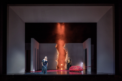 ARIADNE AUF NAXOSOper in einem Akt nebst einem Vorspiel von Richard StraussLibretto von Hugo von Hofmannsthal In deutscher Sprache mit deutschen ÜbertitelnTiroler Landestheater InnsbruckPremiere 20.09.2025MUSIKALISCHE LEITUNGGerrit PrießnitzREGIE Nina RussiBÜHNE Susanne GschwenderKOSTÜME Annemarie BullaVIDEO Robi VoigtDRAMATURGIEKatharina Duda, Diana Merkel, Johanna WildlingDER HAUSHOFMEISTERChristoph KailEIN MUSIKLEHRERJacob PhillipsDER KOMPONISTCamilla LehmeierDER TENOR / BACCHUSFlorian SternDER TANZMEISTERJakob NistlerDER PERÜCKENMACHERWilliam Tyler ClarkLAKAIQi WangZERBINETTAAnnina WachterPRIMADONNA /ARIADNEAnna GablerHARLEKINBenjamin ChamandySCARAMUCCIOWilliam BlakeTRUFFALDINOliver SailerBRIGHELLAJason LeeNAJADEHazel NeighbourDRYADEAbongile FumbaECHOAnastasia LermanORCHESTERTiroler Symphonieorchester Innsbruck