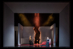ARIADNE AUF NAXOSOper in einem Akt nebst einem Vorspiel von Richard StraussLibretto von Hugo von Hofmannsthal In deutscher Sprache mit deutschen ÜbertitelnTiroler Landestheater InnsbruckPremiere 20.09.2025MUSIKALISCHE LEITUNGGerrit PrießnitzREGIE Nina RussiBÜHNE Susanne GschwenderKOSTÜME Annemarie BullaVIDEO Robi VoigtDRAMATURGIEKatharina Duda, Diana Merkel, Johanna WildlingDER HAUSHOFMEISTERChristoph KailEIN MUSIKLEHRERJacob PhillipsDER KOMPONISTCamilla LehmeierDER TENOR / BACCHUSFlorian SternDER TANZMEISTERJakob NistlerDER PERÜCKENMACHERWilliam Tyler ClarkLAKAIQi WangZERBINETTAAnnina WachterPRIMADONNA /ARIADNEAnna GablerHARLEKINBenjamin ChamandySCARAMUCCIOWilliam BlakeTRUFFALDINOliver SailerBRIGHELLAJason LeeNAJADEHazel NeighbourDRYADEAbongile FumbaECHOAnastasia LermanORCHESTERTiroler Symphonieorchester Innsbruck
