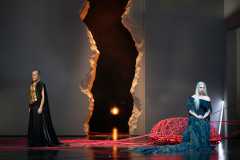 ARIADNE AUF NAXOSOper in einem Akt nebst einem Vorspiel von Richard StraussLibretto von Hugo von Hofmannsthal In deutscher Sprache mit deutschen ÜbertitelnTiroler Landestheater InnsbruckPremiere 20.09.2025MUSIKALISCHE LEITUNGGerrit PrießnitzREGIE Nina RussiBÜHNE Susanne GschwenderKOSTÜME Annemarie BullaVIDEO Robi VoigtDRAMATURGIEKatharina Duda, Diana Merkel, Johanna WildlingDER HAUSHOFMEISTERChristoph KailEIN MUSIKLEHRERJacob PhillipsDER KOMPONISTCamilla LehmeierDER TENOR / BACCHUSFlorian SternDER TANZMEISTERJakob NistlerDER PERÜCKENMACHERWilliam Tyler ClarkLAKAIQi WangZERBINETTAAnnina WachterPRIMADONNA /ARIADNEAnna GablerHARLEKINBenjamin ChamandySCARAMUCCIOWilliam BlakeTRUFFALDINOliver SailerBRIGHELLAJason LeeNAJADEHazel NeighbourDRYADEAbongile FumbaECHOAnastasia LermanORCHESTERTiroler Symphonieorchester Innsbruck