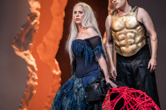 ARIADNE AUF NAXOSOper in einem Akt nebst einem Vorspiel von Richard StraussLibretto von Hugo von Hofmannsthal In deutscher Sprache mit deutschen ÜbertitelnTiroler Landestheater InnsbruckPremiere 20.09.2025MUSIKALISCHE LEITUNGGerrit PrießnitzREGIE Nina RussiBÜHNE Susanne GschwenderKOSTÜME Annemarie BullaVIDEO Robi VoigtDRAMATURGIEKatharina Duda, Diana Merkel, Johanna WildlingDER HAUSHOFMEISTERChristoph KailEIN MUSIKLEHRERJacob PhillipsDER KOMPONISTCamilla LehmeierDER TENOR / BACCHUSFlorian SternDER TANZMEISTERJakob NistlerDER PERÜCKENMACHERWilliam Tyler ClarkLAKAIQi WangZERBINETTAAnnina WachterPRIMADONNA /ARIADNEAnna GablerHARLEKINBenjamin ChamandySCARAMUCCIOWilliam BlakeTRUFFALDINOliver SailerBRIGHELLAJason LeeNAJADEHazel NeighbourDRYADEAbongile FumbaECHOAnastasia LermanORCHESTERTiroler Symphonieorchester Innsbruck