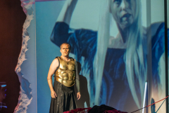 ARIADNE AUF NAXOSOper in einem Akt nebst einem Vorspiel von Richard StraussLibretto von Hugo von Hofmannsthal In deutscher Sprache mit deutschen ÜbertitelnTiroler Landestheater InnsbruckPremiere 20.09.2025MUSIKALISCHE LEITUNGGerrit PrießnitzREGIE Nina RussiBÜHNE Susanne GschwenderKOSTÜME Annemarie BullaVIDEO Robi VoigtDRAMATURGIEKatharina Duda, Diana Merkel, Johanna WildlingDER HAUSHOFMEISTERChristoph KailEIN MUSIKLEHRERJacob PhillipsDER KOMPONISTCamilla LehmeierDER TENOR / BACCHUSFlorian SternDER TANZMEISTERJakob NistlerDER PERÜCKENMACHERWilliam Tyler ClarkLAKAIQi WangZERBINETTAAnnina WachterPRIMADONNA /ARIADNEAnna GablerHARLEKINBenjamin ChamandySCARAMUCCIOWilliam BlakeTRUFFALDINOliver SailerBRIGHELLAJason LeeNAJADEHazel NeighbourDRYADEAbongile FumbaECHOAnastasia LermanORCHESTERTiroler Symphonieorchester Innsbruck