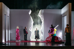 ARIADNE AUF NAXOSOper in einem Akt nebst einem Vorspiel von Richard StraussLibretto von Hugo von Hofmannsthal In deutscher Sprache mit deutschen ÜbertitelnTiroler Landestheater InnsbruckPremiere 20.09.2025MUSIKALISCHE LEITUNGGerrit PrießnitzREGIE Nina RussiBÜHNE Susanne GschwenderKOSTÜME Annemarie BullaVIDEO Robi VoigtDRAMATURGIEKatharina Duda, Diana Merkel, Johanna WildlingDER HAUSHOFMEISTERChristoph KailEIN MUSIKLEHRERJacob PhillipsDER KOMPONISTCamilla LehmeierDER TENOR / BACCHUSFlorian SternDER TANZMEISTERJakob NistlerDER PERÜCKENMACHERWilliam Tyler ClarkLAKAIQi WangZERBINETTAAnnina WachterPRIMADONNA /ARIADNEAnna GablerHARLEKINBenjamin ChamandySCARAMUCCIOWilliam BlakeTRUFFALDINOliver SailerBRIGHELLAJason LeeNAJADEHazel NeighbourDRYADEAbongile FumbaECHOAnastasia LermanORCHESTERTiroler Symphonieorchester Innsbruck