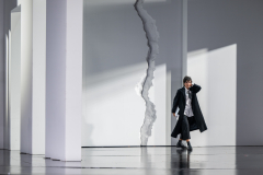 ARIADNE AUF NAXOSOper in einem Akt nebst einem Vorspiel von Richard StraussLibretto von Hugo von Hofmannsthal In deutscher Sprache mit deutschen ÜbertitelnTiroler Landestheater InnsbruckPremiere 20.09.2025MUSIKALISCHE LEITUNGGerrit PrießnitzREGIE Nina RussiBÜHNE Susanne GschwenderKOSTÜME Annemarie BullaVIDEO Robi VoigtDRAMATURGIEKatharina Duda, Diana Merkel, Johanna WildlingDER HAUSHOFMEISTERChristoph KailEIN MUSIKLEHRERJacob PhillipsDER KOMPONISTCamilla LehmeierDER TENOR / BACCHUSFlorian SternDER TANZMEISTERJakob NistlerDER PERÜCKENMACHERWilliam Tyler ClarkLAKAIQi WangZERBINETTAAnnina WachterPRIMADONNA /ARIADNEAnna GablerHARLEKINBenjamin ChamandySCARAMUCCIOWilliam BlakeTRUFFALDINOliver SailerBRIGHELLAJason LeeNAJADEHazel NeighbourDRYADEAbongile FumbaECHOAnastasia LermanORCHESTERTiroler Symphonieorchester Innsbruck
