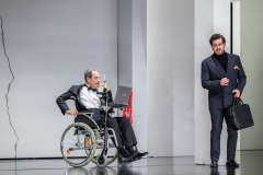 ARIADNE AUF NAXOSOper in einem Akt nebst einem Vorspiel von Richard StraussLibretto von Hugo von Hofmannsthal In deutscher Sprache mit deutschen ÜbertitelnTiroler Landestheater InnsbruckPremiere 20.09.2025MUSIKALISCHE LEITUNGGerrit PrießnitzREGIE Nina RussiBÜHNE Susanne GschwenderKOSTÜME Annemarie BullaVIDEO Robi VoigtDRAMATURGIEKatharina Duda, Diana Merkel, Johanna WildlingDER HAUSHOFMEISTERChristoph KailEIN MUSIKLEHRERJacob PhillipsDER KOMPONISTCamilla LehmeierDER TENOR / BACCHUSFlorian SternDER TANZMEISTERJakob NistlerDER PERÜCKENMACHERWilliam Tyler ClarkLAKAIQi WangZERBINETTAAnnina WachterPRIMADONNA /ARIADNEAnna GablerHARLEKINBenjamin ChamandySCARAMUCCIOWilliam BlakeTRUFFALDINOliver SailerBRIGHELLAJason LeeNAJADEHazel NeighbourDRYADEAbongile FumbaECHOAnastasia LermanORCHESTERTiroler Symphonieorchester Innsbruck