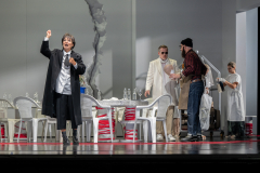 ARIADNE AUF NAXOSOper in einem Akt nebst einem Vorspiel von Richard StraussLibretto von Hugo von Hofmannsthal In deutscher Sprache mit deutschen ÜbertitelnTiroler Landestheater InnsbruckPremiere 20.09.2025MUSIKALISCHE LEITUNGGerrit PrießnitzREGIE Nina RussiBÜHNE Susanne GschwenderKOSTÜME Annemarie BullaVIDEO Robi VoigtDRAMATURGIEKatharina Duda, Diana Merkel, Johanna WildlingDER HAUSHOFMEISTERChristoph KailEIN MUSIKLEHRERJacob PhillipsDER KOMPONISTCamilla LehmeierDER TENOR / BACCHUSFlorian SternDER TANZMEISTERJakob NistlerDER PERÜCKENMACHERWilliam Tyler ClarkLAKAIQi WangZERBINETTAAnnina WachterPRIMADONNA /ARIADNEAnna GablerHARLEKINBenjamin ChamandySCARAMUCCIOWilliam BlakeTRUFFALDINOliver SailerBRIGHELLAJason LeeNAJADEHazel NeighbourDRYADEAbongile FumbaECHOAnastasia LermanORCHESTERTiroler Symphonieorchester Innsbruck