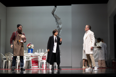 ARIADNE AUF NAXOSOper in einem Akt nebst einem Vorspiel von Richard StraussLibretto von Hugo von Hofmannsthal In deutscher Sprache mit deutschen ÜbertitelnTiroler Landestheater InnsbruckPremiere 20.09.2025MUSIKALISCHE LEITUNGGerrit PrießnitzREGIE Nina RussiBÜHNE Susanne GschwenderKOSTÜME Annemarie BullaVIDEO Robi VoigtDRAMATURGIEKatharina Duda, Diana Merkel, Johanna WildlingDER HAUSHOFMEISTERChristoph KailEIN MUSIKLEHRERJacob PhillipsDER KOMPONISTCamilla LehmeierDER TENOR / BACCHUSFlorian SternDER TANZMEISTERJakob NistlerDER PERÜCKENMACHERWilliam Tyler ClarkLAKAIQi WangZERBINETTAAnnina WachterPRIMADONNA /ARIADNEAnna GablerHARLEKINBenjamin ChamandySCARAMUCCIOWilliam BlakeTRUFFALDINOliver SailerBRIGHELLAJason LeeNAJADEHazel NeighbourDRYADEAbongile FumbaECHOAnastasia LermanORCHESTERTiroler Symphonieorchester Innsbruck