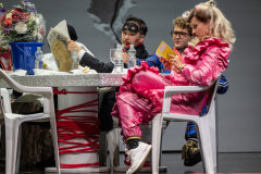 ARIADNE AUF NAXOSOper in einem Akt nebst einem Vorspiel von Richard StraussLibretto von Hugo von Hofmannsthal In deutscher Sprache mit deutschen ÜbertitelnTiroler Landestheater InnsbruckPremiere 20.09.2025MUSIKALISCHE LEITUNGGerrit PrießnitzREGIE Nina RussiBÜHNE Susanne GschwenderKOSTÜME Annemarie BullaVIDEO Robi VoigtDRAMATURGIEKatharina Duda, Diana Merkel, Johanna WildlingDER HAUSHOFMEISTERChristoph KailEIN MUSIKLEHRERJacob PhillipsDER KOMPONISTCamilla LehmeierDER TENOR / BACCHUSFlorian SternDER TANZMEISTERJakob NistlerDER PERÜCKENMACHERWilliam Tyler ClarkLAKAIQi WangZERBINETTAAnnina WachterPRIMADONNA /ARIADNEAnna GablerHARLEKINBenjamin ChamandySCARAMUCCIOWilliam BlakeTRUFFALDINOliver SailerBRIGHELLAJason LeeNAJADEHazel NeighbourDRYADEAbongile FumbaECHOAnastasia LermanORCHESTERTiroler Symphonieorchester Innsbruck