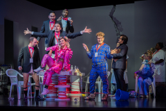 ARIADNE AUF NAXOSOper in einem Akt nebst einem Vorspiel von Richard StraussLibretto von Hugo von Hofmannsthal In deutscher Sprache mit deutschen ÜbertitelnTiroler Landestheater InnsbruckPremiere 20.09.2025MUSIKALISCHE LEITUNGGerrit PrießnitzREGIE Nina RussiBÜHNE Susanne GschwenderKOSTÜME Annemarie BullaVIDEO Robi VoigtDRAMATURGIEKatharina Duda, Diana Merkel, Johanna WildlingDER HAUSHOFMEISTERChristoph KailEIN MUSIKLEHRERJacob PhillipsDER KOMPONISTCamilla LehmeierDER TENOR / BACCHUSFlorian SternDER TANZMEISTERJakob NistlerDER PERÜCKENMACHERWilliam Tyler ClarkLAKAIQi WangZERBINETTAAnnina WachterPRIMADONNA /ARIADNEAnna GablerHARLEKINBenjamin ChamandySCARAMUCCIOWilliam BlakeTRUFFALDINOliver SailerBRIGHELLAJason LeeNAJADEHazel NeighbourDRYADEAbongile FumbaECHOAnastasia LermanORCHESTERTiroler Symphonieorchester Innsbruck