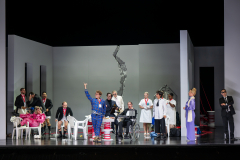 ARIADNE AUF NAXOSOper in einem Akt nebst einem Vorspiel von Richard StraussLibretto von Hugo von Hofmannsthal In deutscher Sprache mit deutschen ÜbertitelnTiroler Landestheater InnsbruckPremiere 20.09.2025MUSIKALISCHE LEITUNGGerrit PrießnitzREGIE Nina RussiBÜHNE Susanne GschwenderKOSTÜME Annemarie BullaVIDEO Robi VoigtDRAMATURGIEKatharina Duda, Diana Merkel, Johanna WildlingDER HAUSHOFMEISTERChristoph KailEIN MUSIKLEHRERJacob PhillipsDER KOMPONISTCamilla LehmeierDER TENOR / BACCHUSFlorian SternDER TANZMEISTERJakob NistlerDER PERÜCKENMACHERWilliam Tyler ClarkLAKAIQi WangZERBINETTAAnnina WachterPRIMADONNA /ARIADNEAnna GablerHARLEKINBenjamin ChamandySCARAMUCCIOWilliam BlakeTRUFFALDINOliver SailerBRIGHELLAJason LeeNAJADEHazel NeighbourDRYADEAbongile FumbaECHOAnastasia LermanORCHESTERTiroler Symphonieorchester Innsbruck