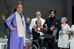 ARIADNE AUF NAXOSOper in einem Akt nebst einem Vorspiel von Richard StraussLibretto von Hugo von Hofmannsthal In deutscher Sprache mit deutschen ÜbertitelnTiroler Landestheater InnsbruckPremiere 20.09.2025MUSIKALISCHE LEITUNGGerrit PrießnitzREGIE Nina RussiBÜHNE Susanne GschwenderKOSTÜME Annemarie BullaVIDEO Robi VoigtDRAMATURGIEKatharina Duda, Diana Merkel, Johanna WildlingDER HAUSHOFMEISTERChristoph KailEIN MUSIKLEHRERJacob PhillipsDER KOMPONISTCamilla LehmeierDER TENOR / BACCHUSFlorian SternDER TANZMEISTERJakob NistlerDER PERÜCKENMACHERWilliam Tyler ClarkLAKAIQi WangZERBINETTAAnnina WachterPRIMADONNA /ARIADNEAnna GablerHARLEKINBenjamin ChamandySCARAMUCCIOWilliam BlakeTRUFFALDINOliver SailerBRIGHELLAJason LeeNAJADEHazel NeighbourDRYADEAbongile FumbaECHOAnastasia LermanORCHESTERTiroler Symphonieorchester Innsbruck
