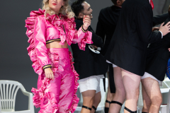 ARIADNE AUF NAXOSOper in einem Akt nebst einem Vorspiel von Richard StraussLibretto von Hugo von Hofmannsthal In deutscher Sprache mit deutschen ÜbertitelnTiroler Landestheater InnsbruckPremiere 20.09.2025MUSIKALISCHE LEITUNGGerrit PrießnitzREGIE Nina RussiBÜHNE Susanne GschwenderKOSTÜME Annemarie BullaVIDEO Robi VoigtDRAMATURGIEKatharina Duda, Diana Merkel, Johanna WildlingDER HAUSHOFMEISTERChristoph KailEIN MUSIKLEHRERJacob PhillipsDER KOMPONISTCamilla LehmeierDER TENOR / BACCHUSFlorian SternDER TANZMEISTERJakob NistlerDER PERÜCKENMACHERWilliam Tyler ClarkLAKAIQi WangZERBINETTAAnnina WachterPRIMADONNA /ARIADNEAnna GablerHARLEKINBenjamin ChamandySCARAMUCCIOWilliam BlakeTRUFFALDINOliver SailerBRIGHELLAJason LeeNAJADEHazel NeighbourDRYADEAbongile FumbaECHOAnastasia LermanORCHESTERTiroler Symphonieorchester Innsbruck