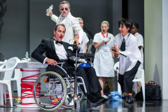ARIADNE AUF NAXOSOper in einem Akt nebst einem Vorspiel von Richard StraussLibretto von Hugo von Hofmannsthal In deutscher Sprache mit deutschen ÜbertitelnTiroler Landestheater InnsbruckPremiere 20.09.2025MUSIKALISCHE LEITUNGGerrit PrießnitzREGIE Nina RussiBÜHNE Susanne GschwenderKOSTÜME Annemarie BullaVIDEO Robi VoigtDRAMATURGIEKatharina Duda, Diana Merkel, Johanna WildlingDER HAUSHOFMEISTERChristoph KailEIN MUSIKLEHRERJacob PhillipsDER KOMPONISTCamilla LehmeierDER TENOR / BACCHUSFlorian SternDER TANZMEISTERJakob NistlerDER PERÜCKENMACHERWilliam Tyler ClarkLAKAIQi WangZERBINETTAAnnina WachterPRIMADONNA /ARIADNEAnna GablerHARLEKINBenjamin ChamandySCARAMUCCIOWilliam BlakeTRUFFALDINOliver SailerBRIGHELLAJason LeeNAJADEHazel NeighbourDRYADEAbongile FumbaECHOAnastasia LermanORCHESTERTiroler Symphonieorchester Innsbruck