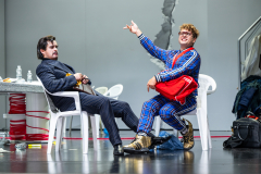 ARIADNE AUF NAXOSOper in einem Akt nebst einem Vorspiel von Richard StraussLibretto von Hugo von Hofmannsthal In deutscher Sprache mit deutschen ÜbertitelnTiroler Landestheater InnsbruckPremiere 20.09.2025MUSIKALISCHE LEITUNGGerrit PrießnitzREGIE Nina RussiBÜHNE Susanne GschwenderKOSTÜME Annemarie BullaVIDEO Robi VoigtDRAMATURGIEKatharina Duda, Diana Merkel, Johanna WildlingDER HAUSHOFMEISTERChristoph KailEIN MUSIKLEHRERJacob PhillipsDER KOMPONISTCamilla LehmeierDER TENOR / BACCHUSFlorian SternDER TANZMEISTERJakob NistlerDER PERÜCKENMACHERWilliam Tyler ClarkLAKAIQi WangZERBINETTAAnnina WachterPRIMADONNA /ARIADNEAnna GablerHARLEKINBenjamin ChamandySCARAMUCCIOWilliam BlakeTRUFFALDINOliver SailerBRIGHELLAJason LeeNAJADEHazel NeighbourDRYADEAbongile FumbaECHOAnastasia LermanORCHESTERTiroler Symphonieorchester Innsbruck