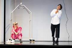 ARIADNE AUF NAXOSOper in einem Akt nebst einem Vorspiel von Richard StraussLibretto von Hugo von Hofmannsthal In deutscher Sprache mit deutschen ÜbertitelnTiroler Landestheater InnsbruckPremiere 20.09.2025MUSIKALISCHE LEITUNGGerrit PrießnitzREGIE Nina RussiBÜHNE Susanne GschwenderKOSTÜME Annemarie BullaVIDEO Robi VoigtDRAMATURGIEKatharina Duda, Diana Merkel, Johanna WildlingDER HAUSHOFMEISTERChristoph KailEIN MUSIKLEHRERJacob PhillipsDER KOMPONISTCamilla LehmeierDER TENOR / BACCHUSFlorian SternDER TANZMEISTERJakob NistlerDER PERÜCKENMACHERWilliam Tyler ClarkLAKAIQi WangZERBINETTAAnnina WachterPRIMADONNA /ARIADNEAnna GablerHARLEKINBenjamin ChamandySCARAMUCCIOWilliam BlakeTRUFFALDINOliver SailerBRIGHELLAJason LeeNAJADEHazel NeighbourDRYADEAbongile FumbaECHOAnastasia LermanORCHESTERTiroler Symphonieorchester Innsbruck